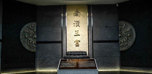 南汉历史上的宦官朝廷, 大到宰相小到县令必须阉割才可做官。