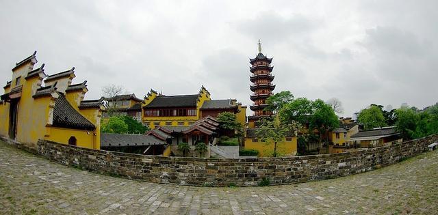 通八年(527年),他首次舍身同泰寺,表示要出家当和尚,呆了四天才回宫.