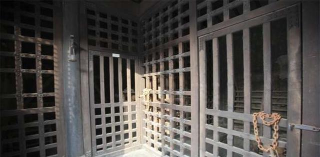 古代牢房有两道门,一道作为日常进出,另一道不轻易打开