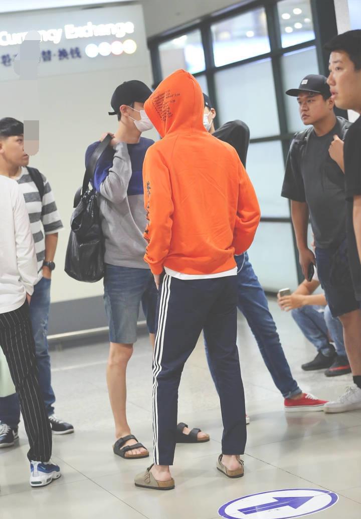 吴世勋机场私服, 卫衣运动裤休闲又活力