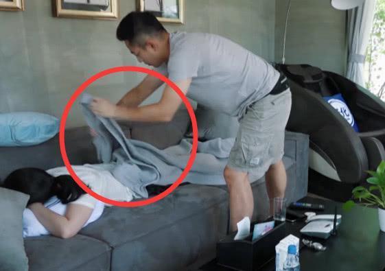 大s在沙发上睡着,汪小菲主动去按摩