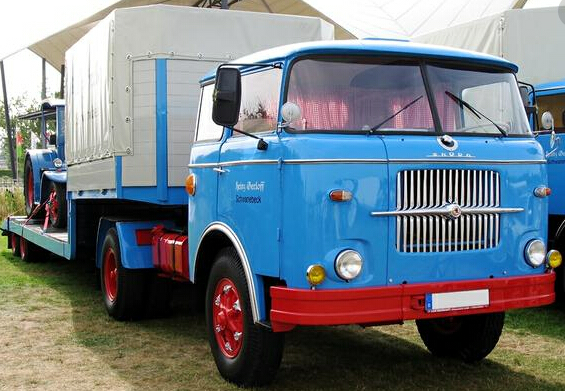 路边遇到一辆老式重型卡车,看似破旧的车,却还能正常使用-新浪汽车