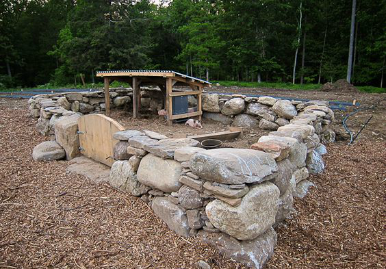 原创建造一个小型猪栏家养几条土猪好吃又好看