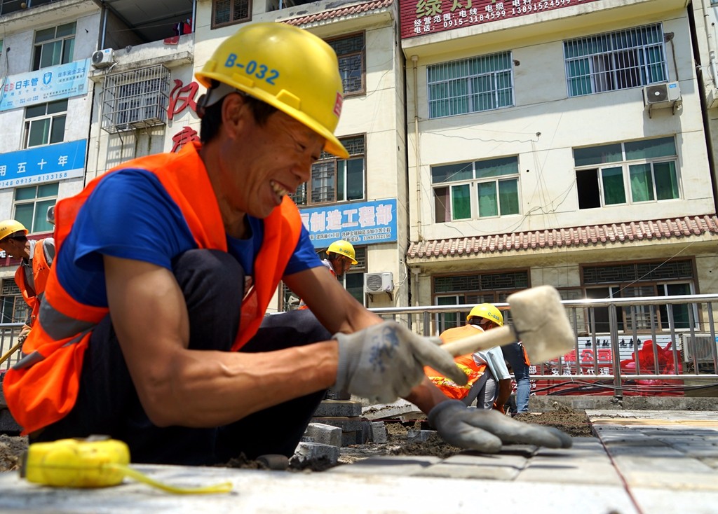 高温下的劳动者 挥汗如雨也要撸起袖子加油干|高温|汉滨区|工人_新浪