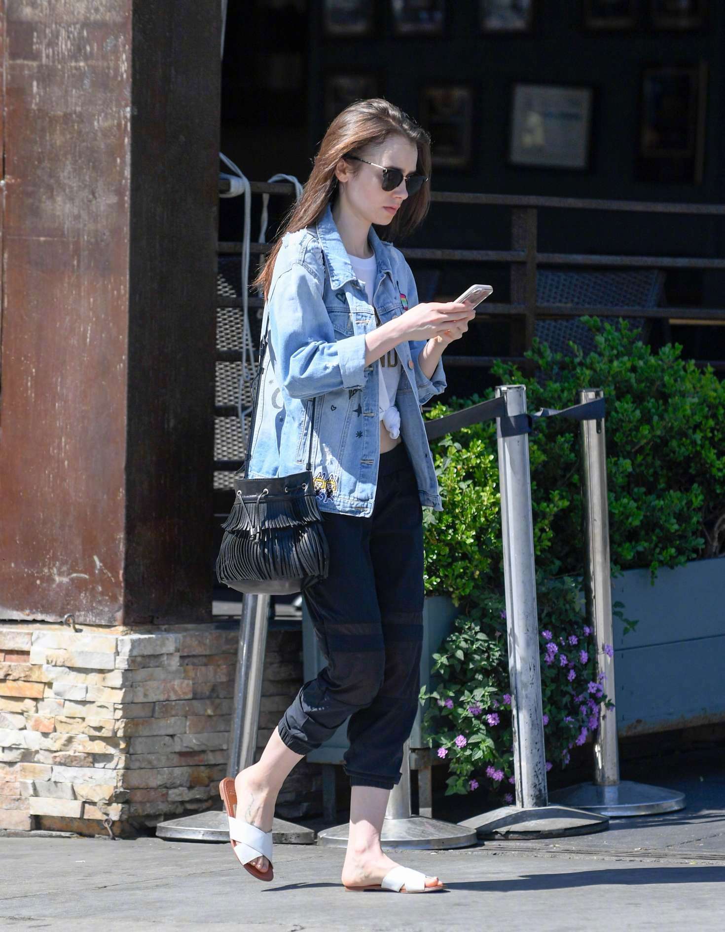 lily collins身穿forever21牛仔外套在洛杉矶外出的街拍.