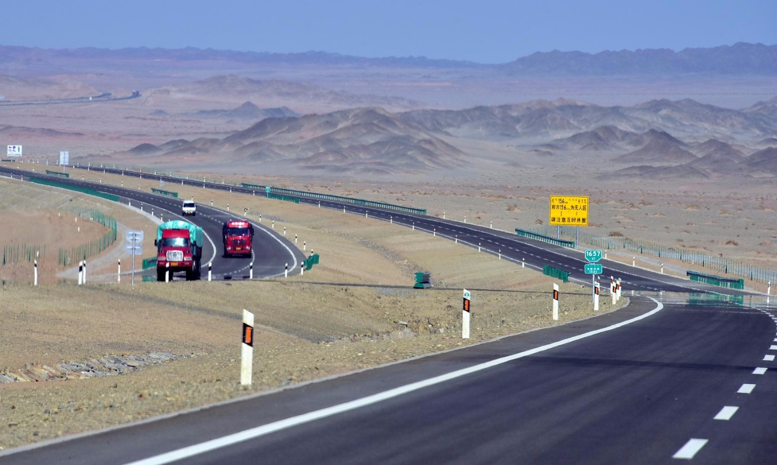 世界上最长的沙漠高速公路全长2540公里近500公里为无人区