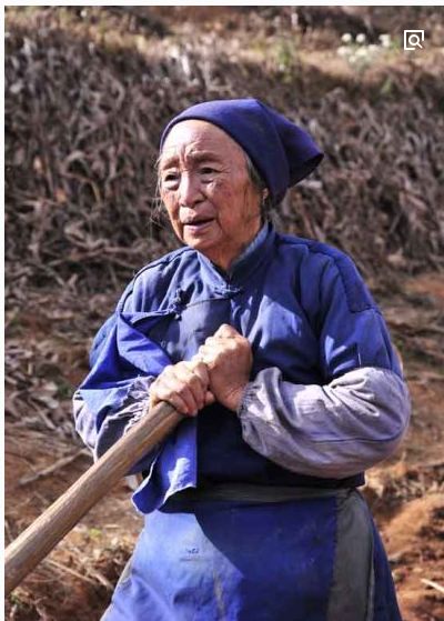 奶奶专业户,60岁开始拍戏,66岁登春晚,演戏多年从不化妆