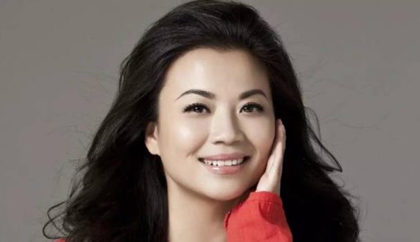 曾23次上春晚,却因工作忙导致离婚,如今50岁却依旧单身一人!