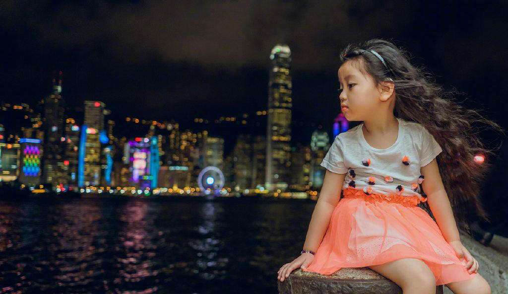 让我们看到了这个可爱的小女孩软萌可爱的一面