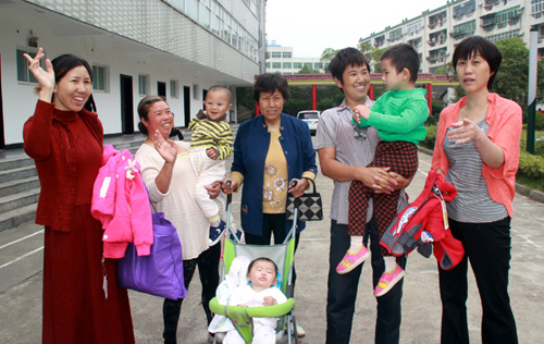 领养孤儿三个月后,妻子在老公口袋看到一张纸,才知孤儿真实身份