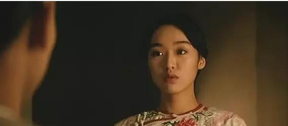 她也涉足了影视圈,参演过《黄飞鸿》中的十四姨这一角色,还曾被誉为