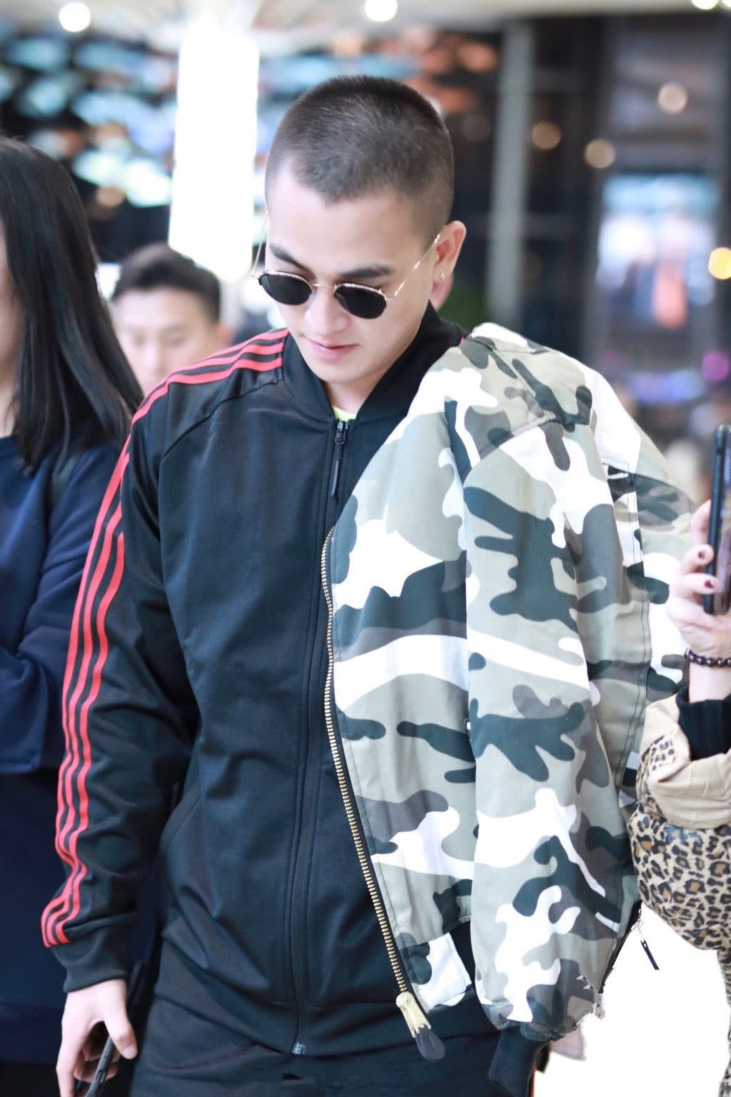 欧豪穿黑色运动套装现身 留板寸头墨镜遮面行走间气场十足