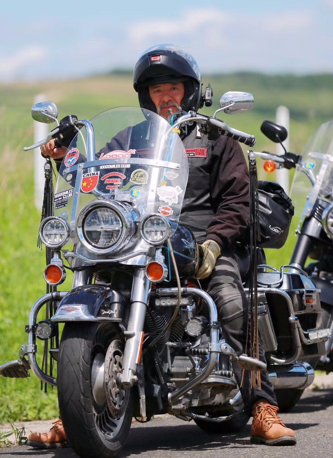 6旬大叔退休花40万买摩托 称"骑上车忘记年龄" 被誉"潮叔"