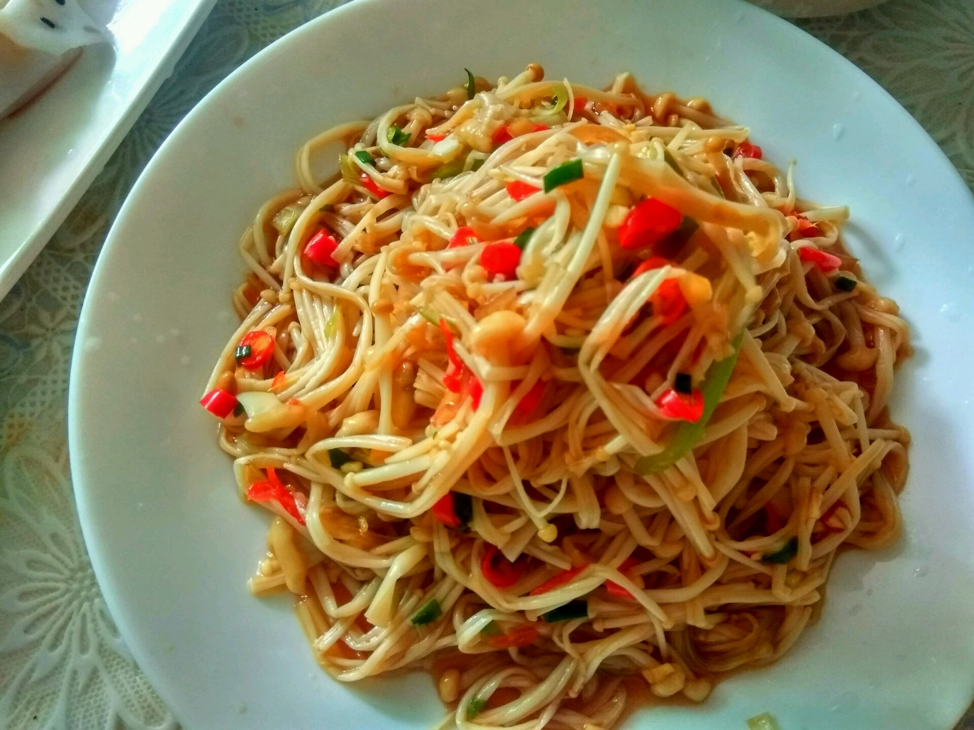 凉拌金针菇,做出来清爽可口