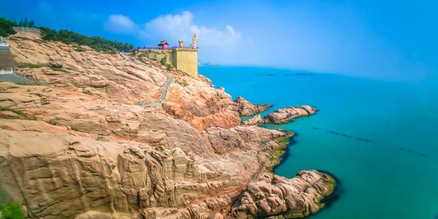 它处在中国海岸线的东极地,像是一条吮吸沧海的巨龙,悍力勇猛,伸向