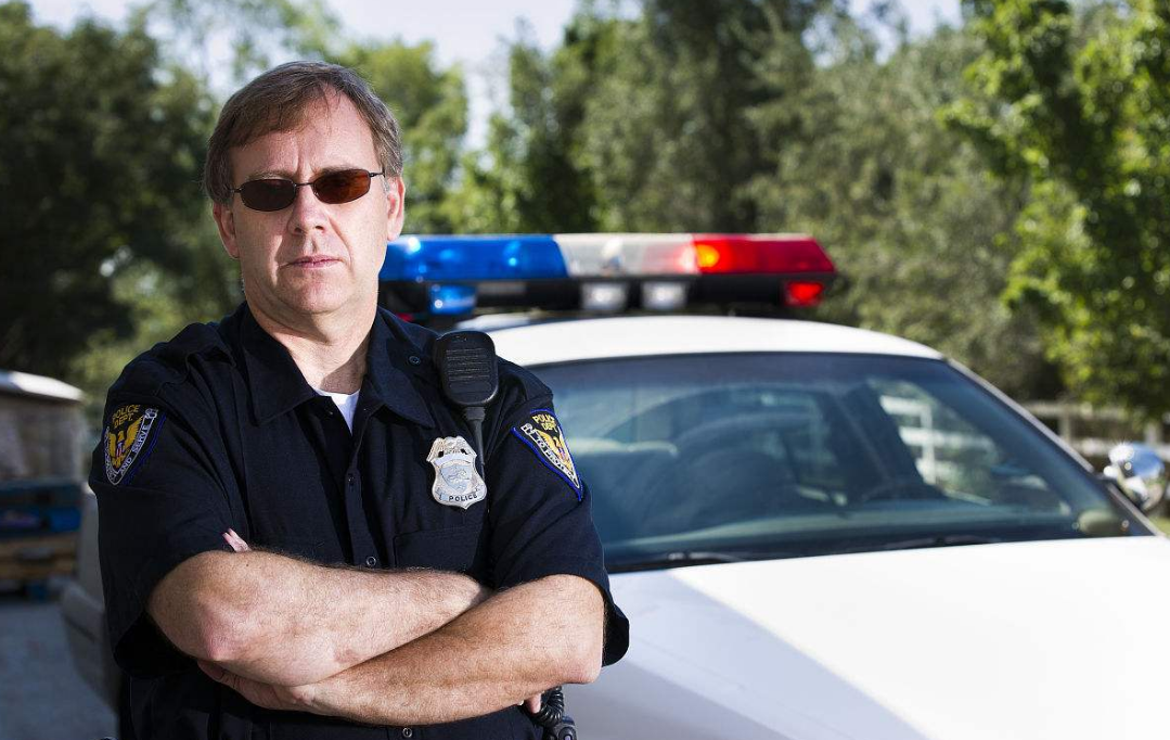 为何美国警察对犯人开枪时候只是把人打伤,并没有枪毙?长见识了