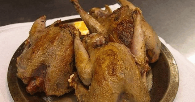 因为他们认为乌鸦肉可是一种非常高级的食材!相信网友们一听会很诧异