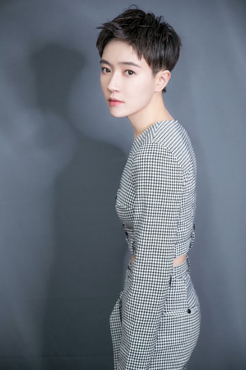 焦俊艳不过是剪了一款短发造型,颜值衣品直接开挂,31岁秒变21岁