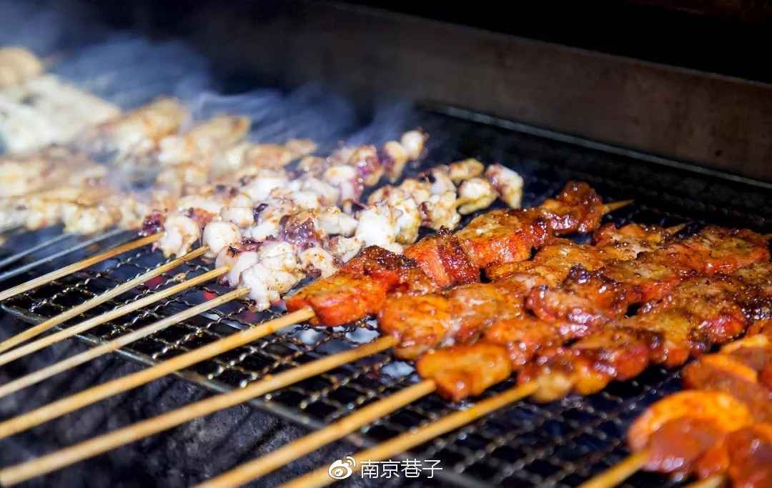 再晚一点,秦虹夜宵,就是烧烤和龙虾的江湖.