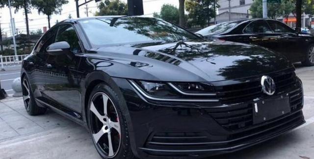 路边偶遇全新大众cc,全黑色车身 大轮毂,路人都不忘多看几眼