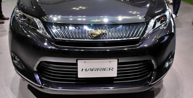 从外观上看,丰田harrier整个前脸不仅没有采用了丰田最新设计理念,也
