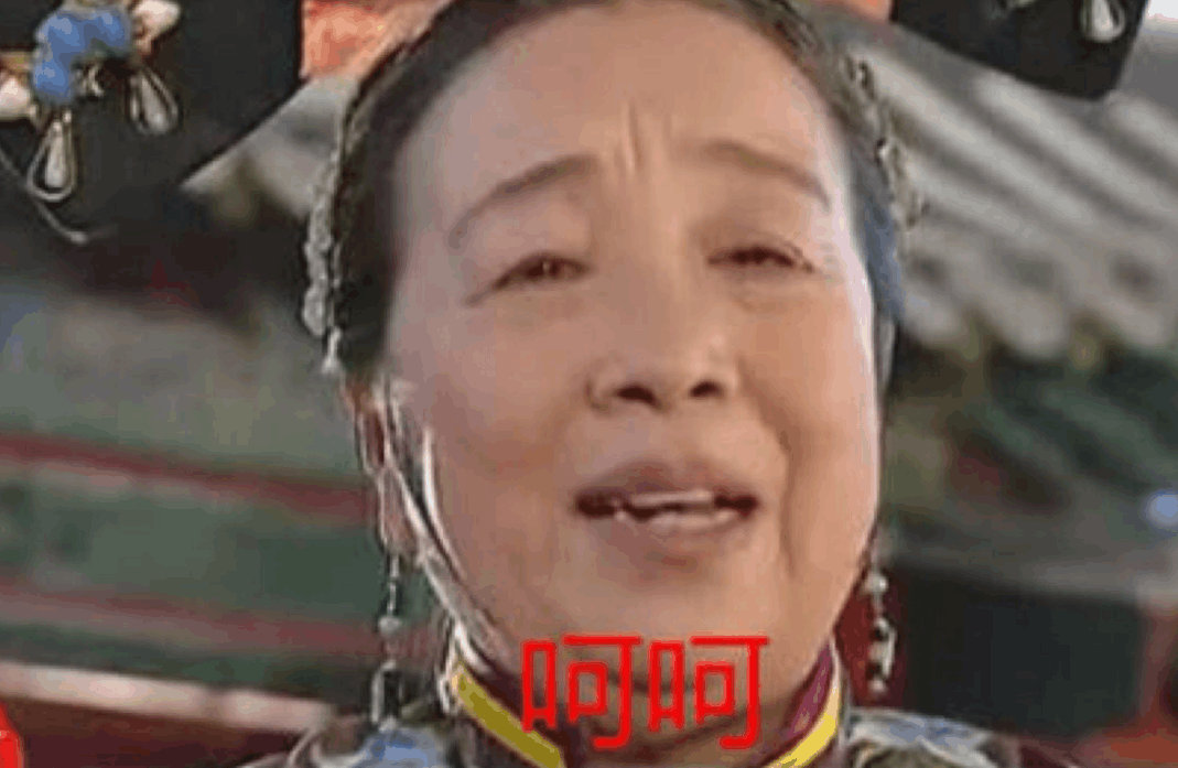 82岁的容嬷嬷满头白发,独自等公交车,当年我们错怪她了