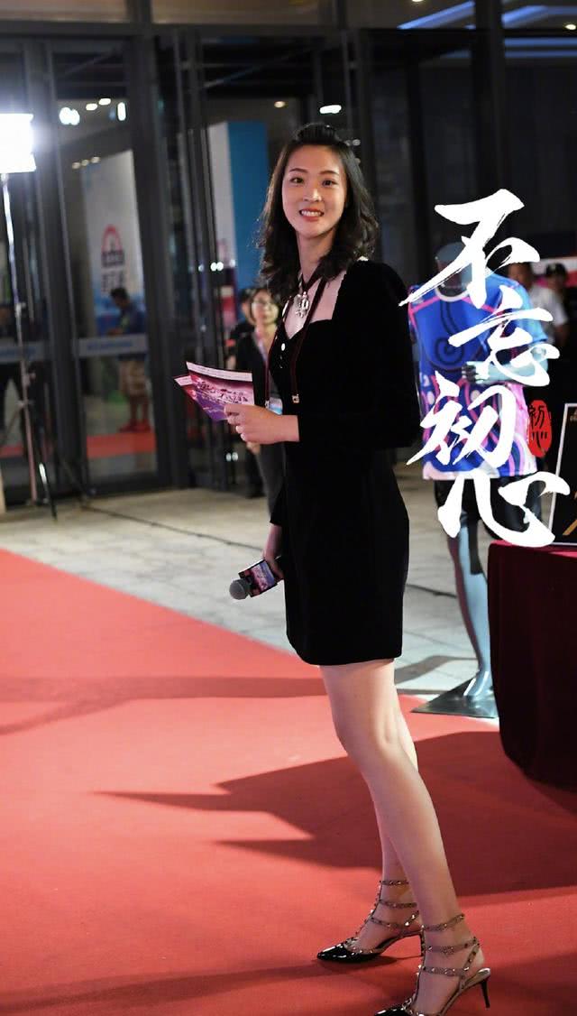 惠若琪上身粉色t恤下半身却显很臃肿网友被这裤子拖累了