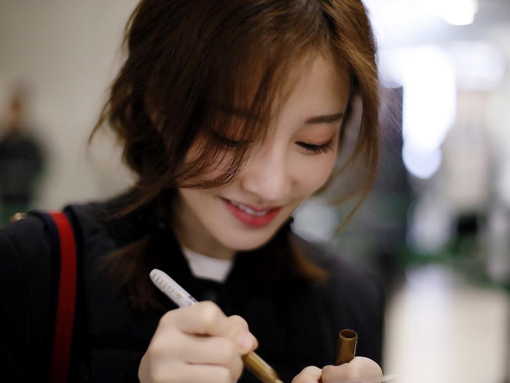 追求女神被拒, 暴力男狂殴女神致脑震荡, 网友愤怒: 处罚太轻