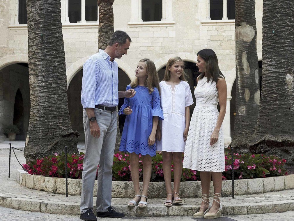 西班牙公主姐妹花度假照曝光 颜值在线长腿吸睛