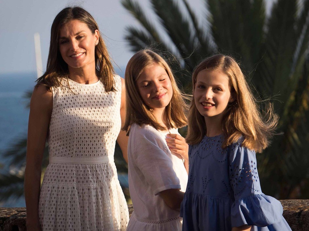 西班牙公主姐妹花度假照曝光 颜值在线长腿吸睛