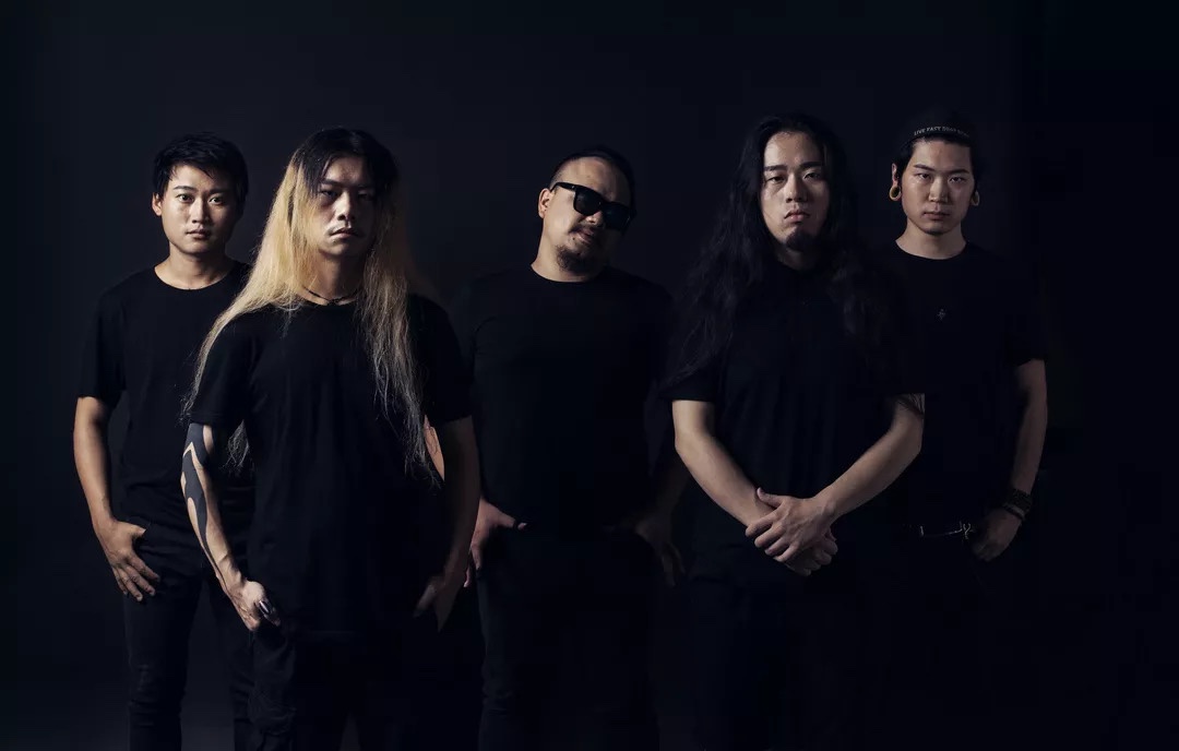 2015 华语金曲奖 " 年度最佳新乐队 " 歌词充满了对自我的否定,对世界