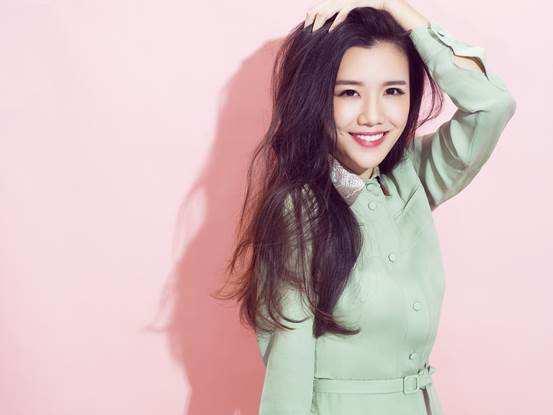 央视第一足球女解说!球衣预言让球迷心有余悸