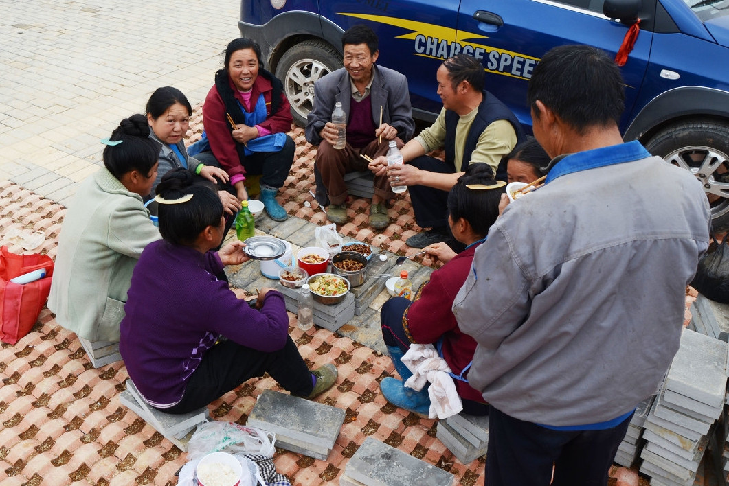 贵州省凯里市,建筑工地上的农民工围着在露天空地上面吃午餐,记者看到
