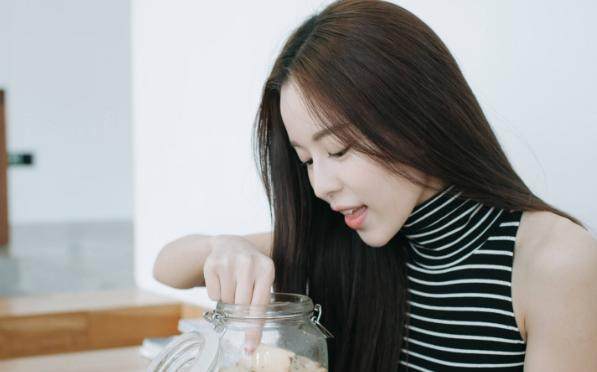 外表看起来老实、单纯,其实很有城府,心机很深