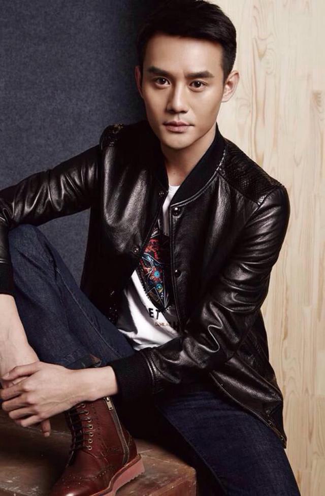 低音炮王凯献唱《夜夜夜夜》,嗓音磁性大长腿,修长手指意外走红