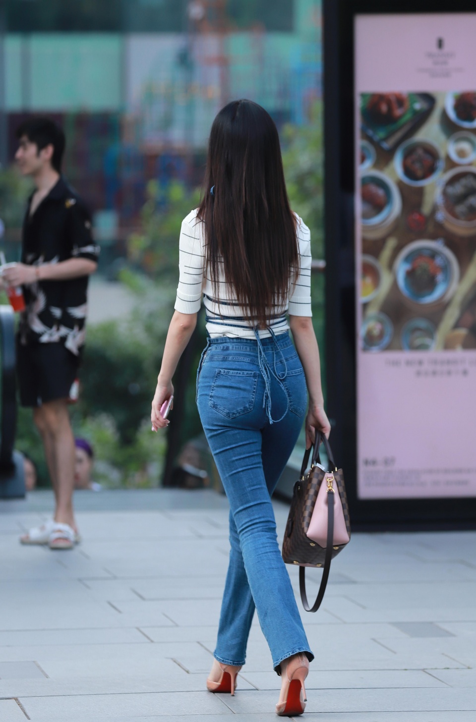 街拍十位美丽又时尚的背影中哪位姑娘的背影最好看