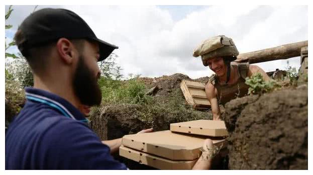 叙利亚士兵战场点外卖,一人架枪两人狂吃