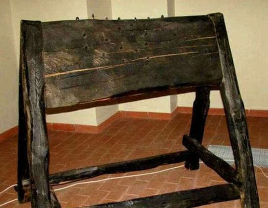 三,西班牙驴子这种酷刑是一个圆锥形的尖凳,受刑人被悬挂在上空倒着