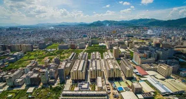 陈店镇,位于汕头市潮南区和普宁市交界处,潮南区西北部,和谷饶镇一样