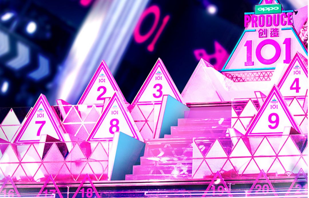 成员席成金字塔状,每一个席位都被标上号码,只有最上面三层的11个座位