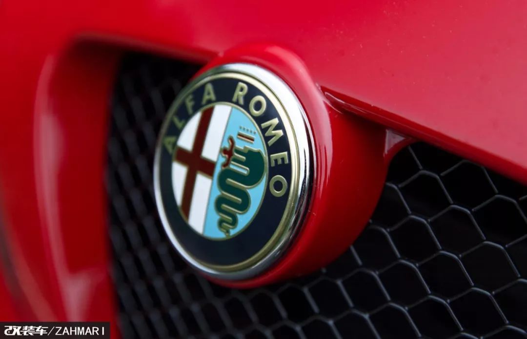 头灯部分选用了碳纤维材质的框架,如果非要用一个字来形容,那就是"贵"