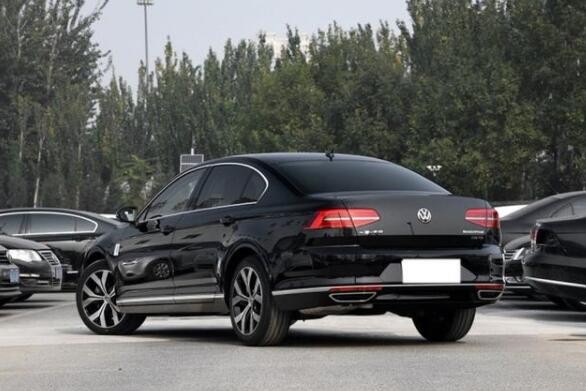 凯美瑞2018款2.5s锋尚版和大众迈腾1.8t尊贵版