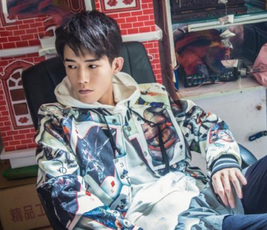 比如被陈金水狂揍过后,又被霍道夫怂恿,说好兄弟黎簇背叛了他.