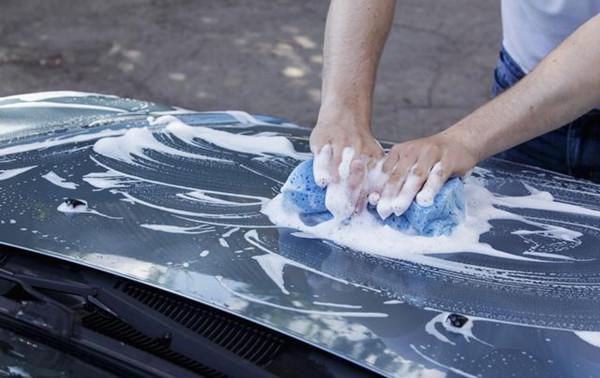 夏天自己动手洗车,有以下4种行为,还不如不洗!