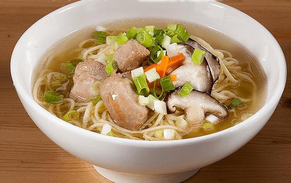 宝宝辅食:番茄三文鱼香菇鸡汤面,简单随意又爽口开胃!