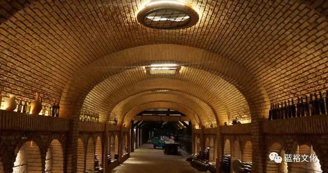 山洞中的隧道式酒窖