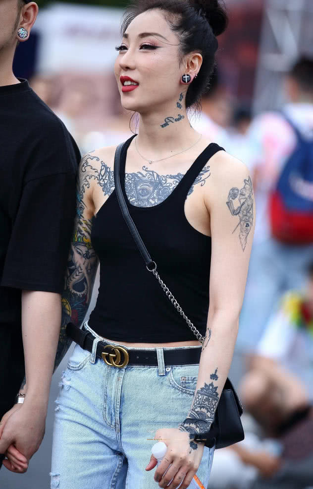 紧身穿搭尽显迷人曲线,小姐姐这么霸道的纹身,男友地位可想而知