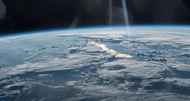 首先如今的地球大气层中的含量是在21%—25%之间的,这是个非常适宜的