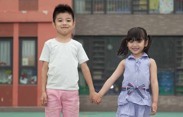 小男孩在幼儿园亲小女孩女孩妈妈说是耍流氓要求男孩转园