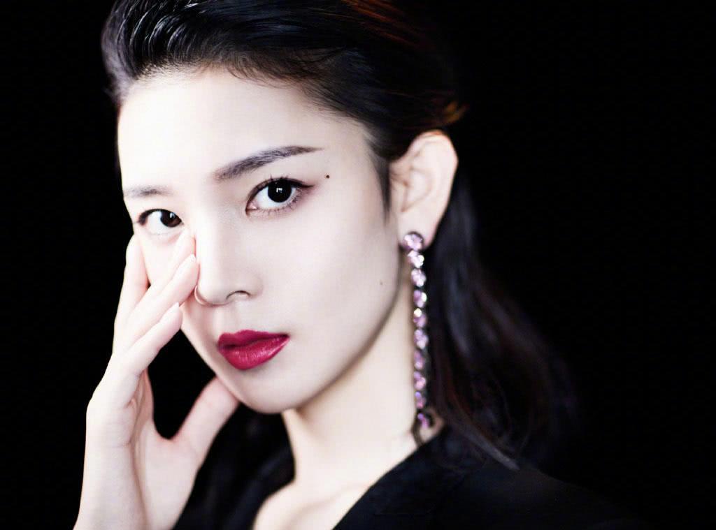 陈瑶黑色低领连衣裙,变身帅气女总裁,耳朵上10颗粉钻超打眼